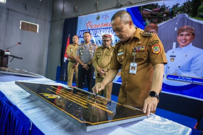 Gubernur Jateng Ahmad Luthfi ketika resmikan dua paket jalan