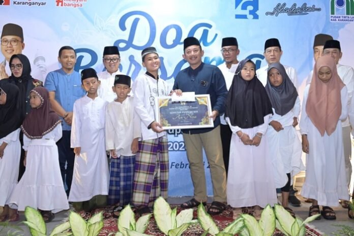 Bupati Karanganyar Rober Christanto dan Wakil Bupati Adhe Eliana ketika memberikan bantuan anak yatim di HUT ke 43 PDAM Tirta Lawu.