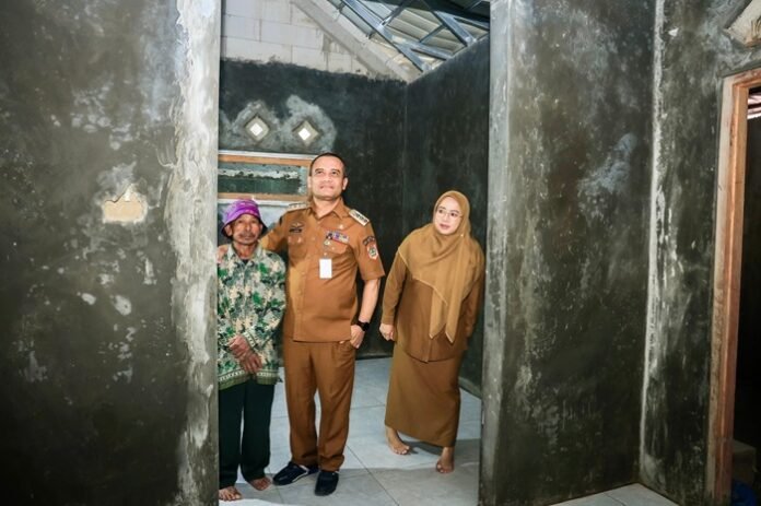 Gubernur Jateng Ahmad Luthfi ketika serahkan rumah ke warga di Banjarnegara