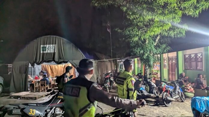 Polres Tegal ketika berada di pengungsian tanah gerak