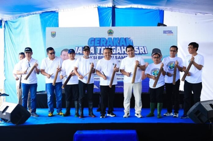 Gubernur Jateng Ahmad Luthfi dan Wakil Gubernur Taj Yasin membuka Gerakan Jawa Tengah ASRI (Aman, Sehat, Resik & Indah) di Pantai Jodo, Kabupaten Batang,