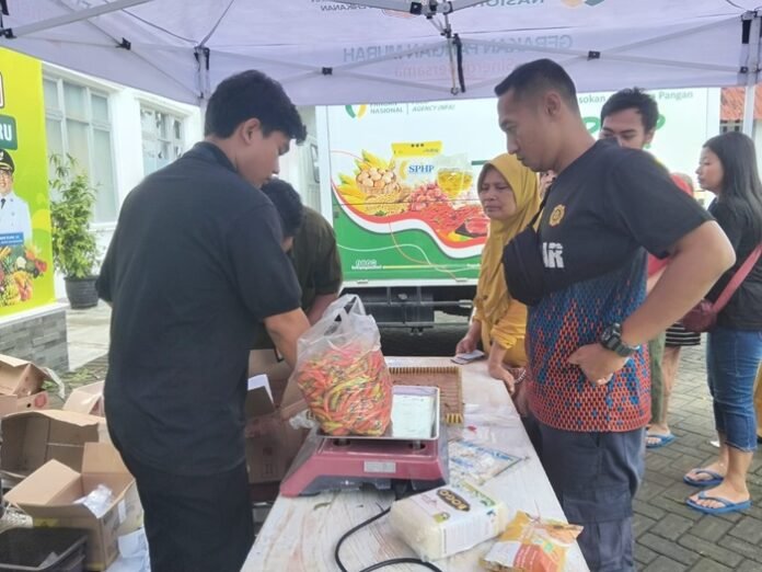 Warga ketika membeli cabai rawit merah