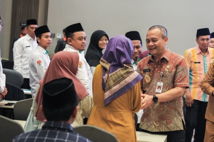 Gubernur Jateng Ahmad Luthfi ketika salurkan bantuan modal usaha mustahik