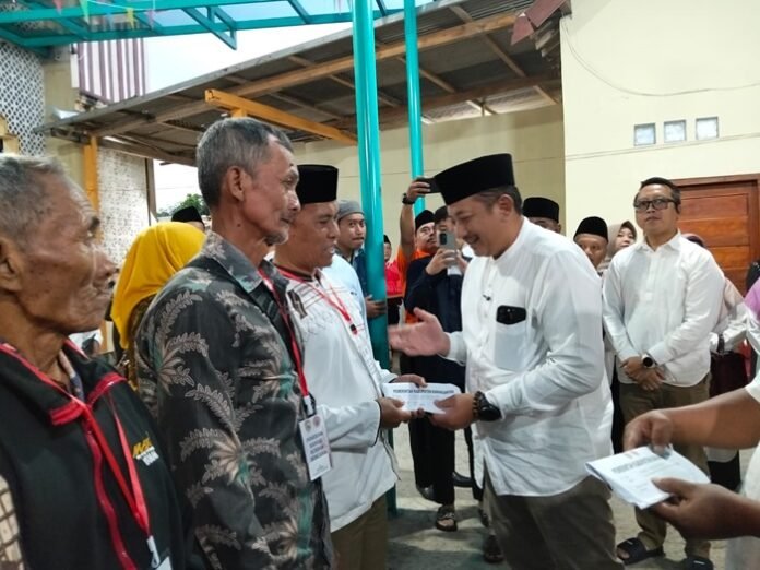Bupati Karanganyar Rober Christanto didampingi Wakil Bupati Adhe Eliana menyerahkan bantuan kepada korban bencana alam