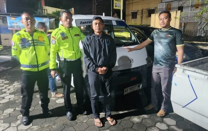Pelaku tabrak lari (tengah) menyerahkan diri ke Polsek Mojolaban usai menabrak korban di Jalan Karanganyar-Matesih.