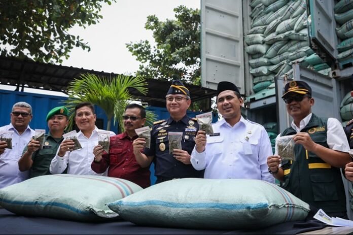 Wakil Gubernur Jateng Taj Yasin Maimoen di Tempat Penimbunan Pabean Bea Cukai Tanjung Emas, Kota Semarang, Rabu (25/2/2026)