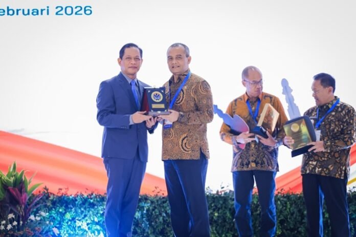 Gubernur Jateng Ahmad Luthfi ketika terima penghargaaan.