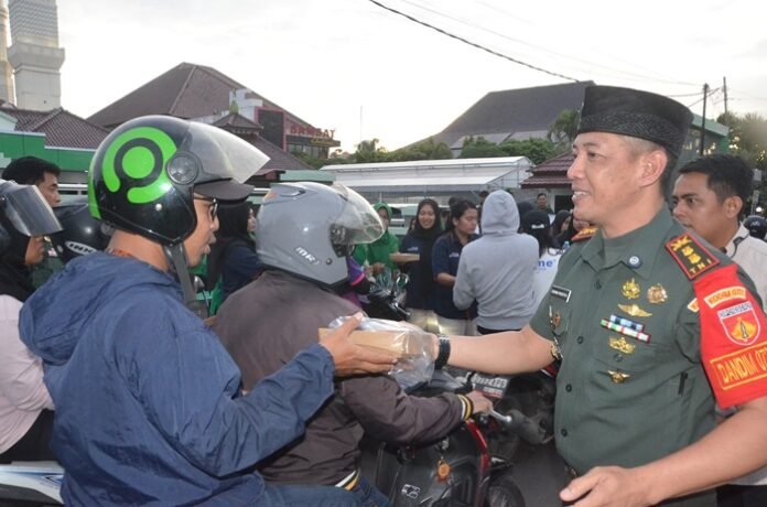 Dandim Karanganyar ketika bagikan takjil