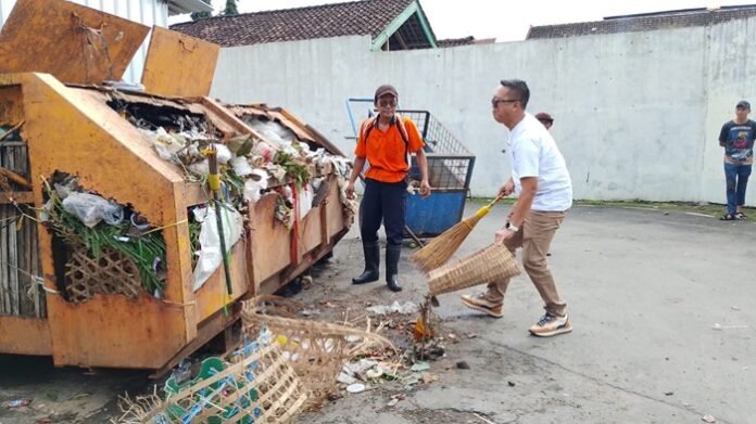 Wakil Bupati Karanganyar Adhe Eliana pimpin kerja bakti di Pasar Tegalgede