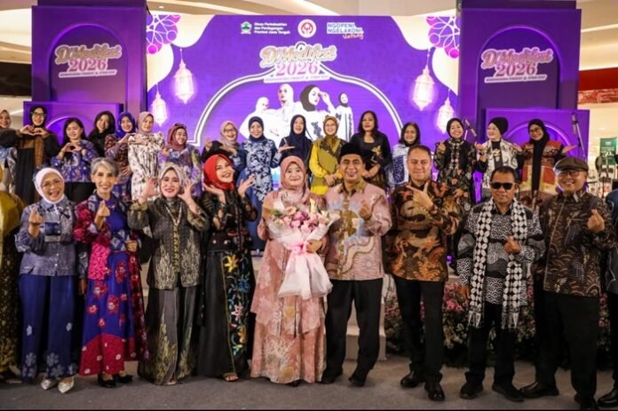 Wakil Gubernur Jateng Taj Yasin Maimoen dan Ketua Dekranasda Jateng Nawal Arafah Yasin ketika membuka Dekranasda Modest & Iftar Festival di The Park Mall Semarang