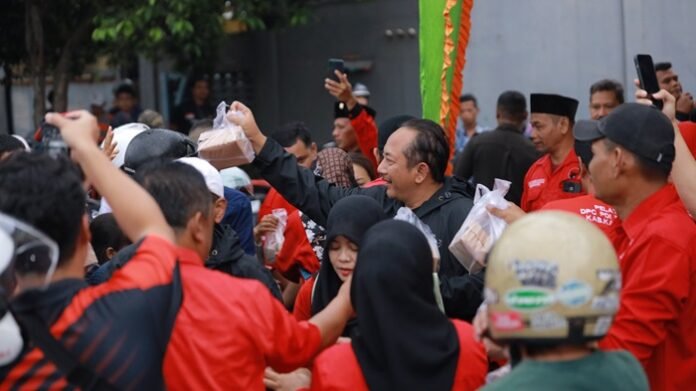 Ketua DPC PDI Perjuangan Karanganyar Rober Christanto membagikan takjil kepada pengguna jalan.