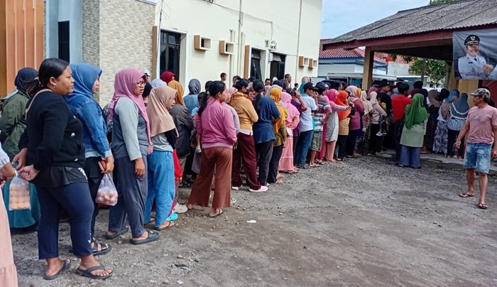 Masyarakat antri dalam Gerakan Pangan Murah di jalamaan kantor Kecamatan Mojogedang. Masyarakat antri dalam Gerakan Pangan Murah di jalamaan kantor Kecamatan Mojogedang.