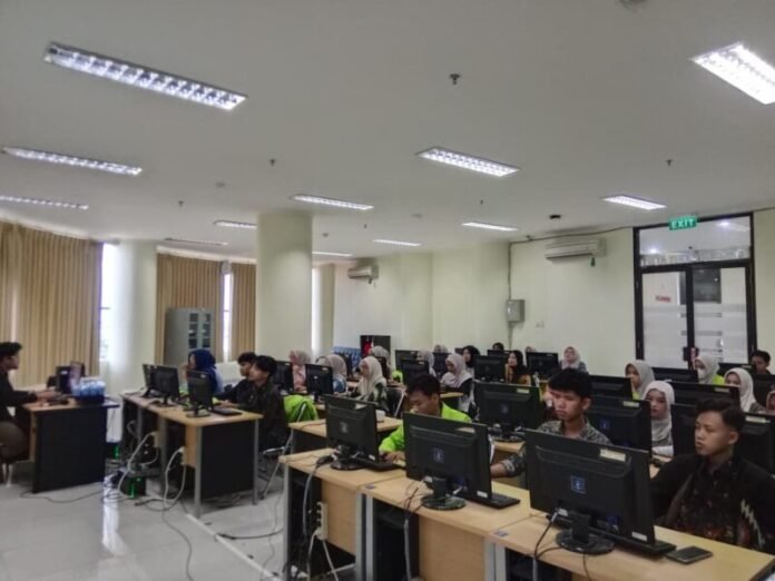 Fakultas Ekonomi dan Bisnis Islam (FEBI) UIN Walisongo Semarang kembali menunjukkan komitmennya dalam meningkatkan daya saing lulusan di tingkat global melalui pelaksanaan Uji Kompetensi Internasional Bergelar (Ujikom) pada Rabu dan Kamis (18–19/02/2026). (Foto : Dok UIN Walisongo)