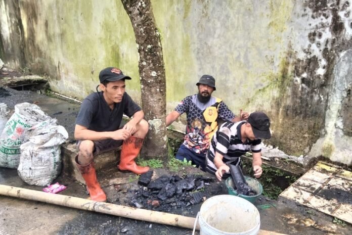 gerakan bersih-bersih drainase di Perumahan Puri Harmoni 5, Desa Mampir, Kecamatan Cileungsi, Kabupaten Bogor.