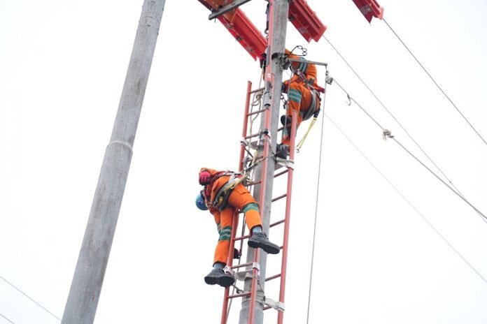 petugas PLN peragakan aksi heroik penyelamatan di menara