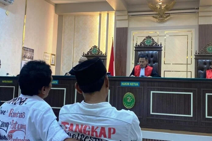 Sidang putusan di Pengadilan Negeri Pati saat majelis hakim menjatuhkan vonis bebas kepada Supriyono alias Botok dan Teguh