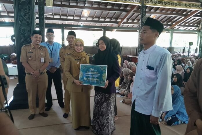 Bupati Demak memberikan bantuan kepada penghafal Alquran