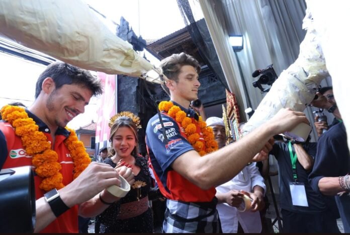 Joan Mir dan Luca Marini dari tim MotoGP Honda HRC Castrol menyaksikan langsung pembuatan karya patung Ogoh-ogoh di Banjar Kaja Sesetan (3/3/2026). (Foto : Dok Honda)