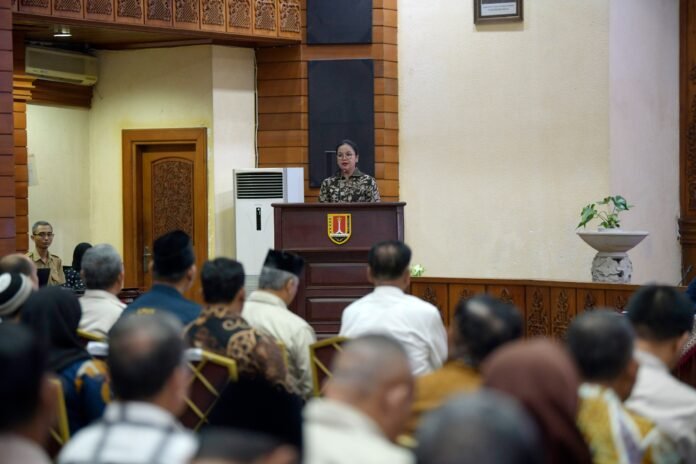 Wali Kota Semarang, Agustina Wilujeng saat menghadiri Forum Group Discussion (FGD) Raperwal Musrenbang dalam rangka penyusunan Rencana Kerja Pemerintah Daerah (RKPD) Tahun 2027 di Ruang Lokakrida, Gedung Moch. Ichsan, Senin (2/3/2026). (Foto : Dok Pemkot Semarang)