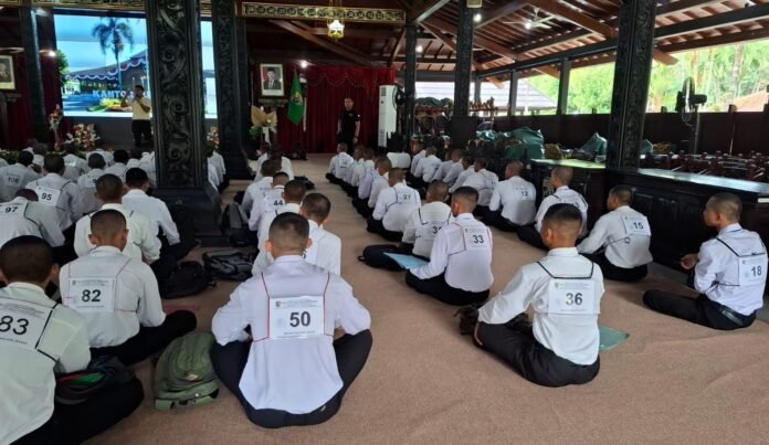 Suasana tes Bahasa Jepang program magang ke Jepang yang diikuti peserta asal Kabupaten Demak di Pendopo Satya Bhakti Praja, sebagai salah satu tahapan seleksi peningkatan kompetensi tenaga kerja, Februari 2026. (Foto:Sam)
