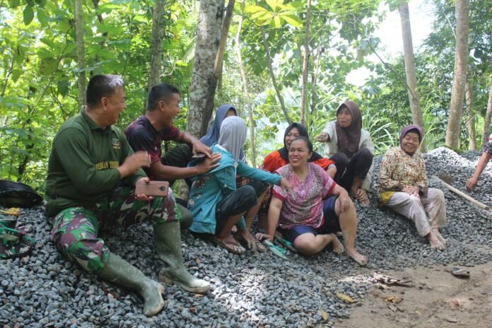 Pengerjaan rabat beton program TMMD Reguler di Kebumen. (Foto : Dokumen)