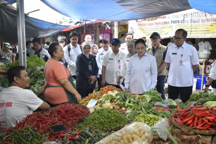 Wali Kota Semarang, Agustina Wilujeng bersama jajaran Pemerintah Kota Semarang melakukan tinjauan lapangan guna memastikan ketersediaan pasokan dan stabilitas harga Barang Kebutuhan Pokok dan Penting (Bapokting) di sejumlah titik strategis. (Foto : Dok Pemkot Semarang)