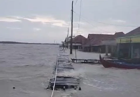 Angin kencang Angin kencang di Dukuh Timbulsloko, Desa Timbulsloko, Kecamatan Sayung, Kabupaten Demak, Rabu (4/3/2026) sore. (Foto : Sam)