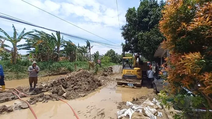 Potret tanggul Sungai Plumbon yang jebol di Kelurahan Mangkang Kulon, Kecamatan Tugu, Kota Semarang. (Foto:Kamal)