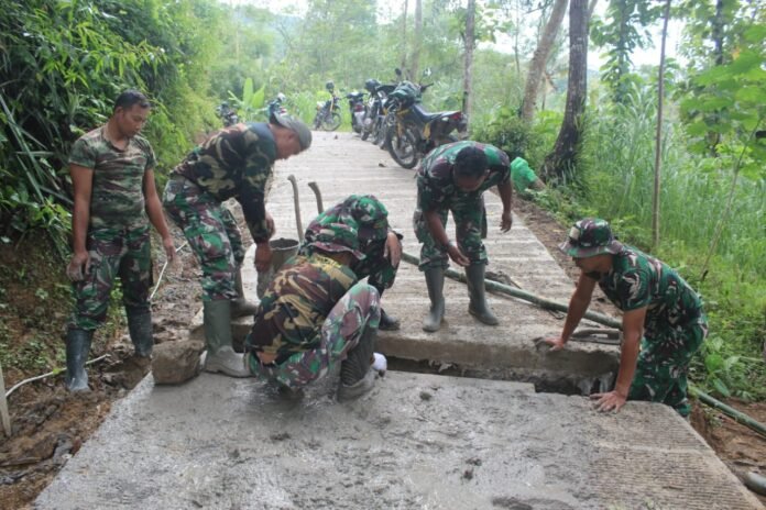 Satgas TMMD Reguler ke-127 Kodim 0709/Kebumen melaksanakan pemasangan gorong-gorong di Desa Somagede. (Foto : Dokumen)