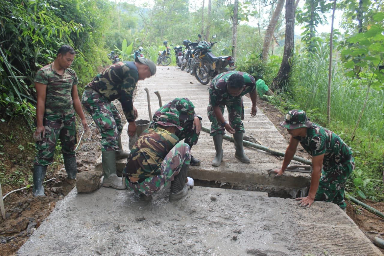 TMMD Kebumen Satgas TMMD Reguler ke-127 Kodim 0709/Kebumen melaksanakan pemasangan gorong-gorong di Desa Somagede. (Foto : Dokumen)