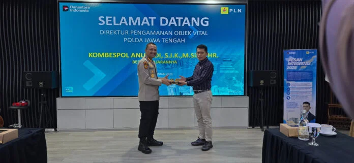 General Manager PLN UIK Tanjung Jati B, Andi Makkasau (kanan), menyerahkan cidera mata kepada Komisaris Besar Polisi Anuardi, S.I.K., M.Si., CPHR (kiri). (Foto : Dokumen)