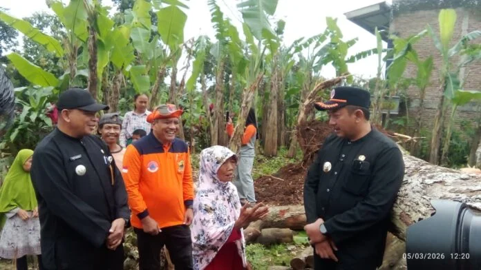 Bupati Karanganyar meninjau korban trrdampak puting beliung dan tanah longsor. (Dokumen BPBD)