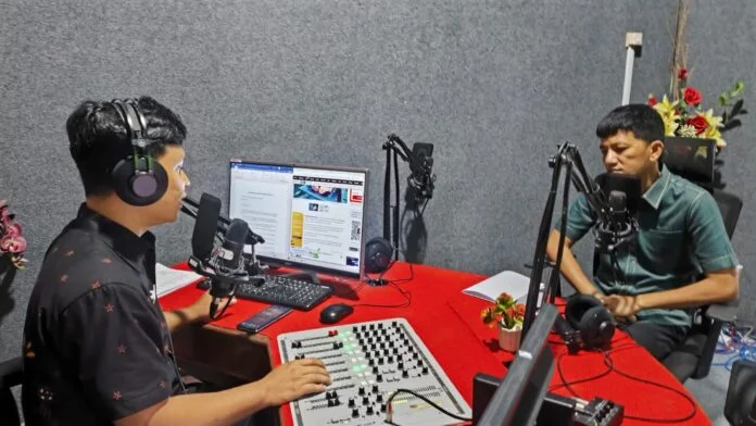 Kasi Intelijen Kejaksaan Negeri Demak, Niam Firdaus, saat menjadi narasumber dalam talkshow “Jaksa Menyapa” di RSKW FM 104.8, Kamis (5/3/2026). (Foto:Sam)