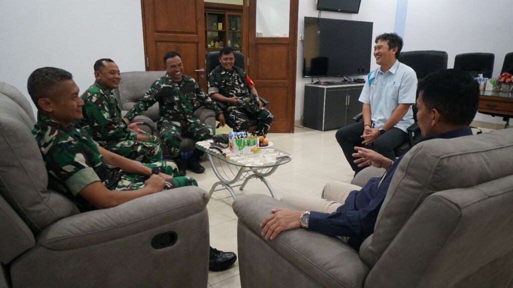 Suasana pertemuan Dandim Jepara Letkol Arm Ranna Hidfitriyadi beserta jajaran dan General Manager PLN UIK Tanjung Jati B, Andi Makkasau. (Foto : Dok PLN)