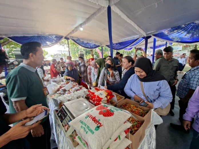 Gerakan Pangan Murah (GPM) di Kantor Kecamatan Semarang Barat, Jumat (6/3/2026), dan melibatkan Tim Pengendalian Inflasi Daerah (TPID), Bulog, BUMD pangan, pelaku usaha, serta berbagai mitra strategis. (Foto : Dok JN)