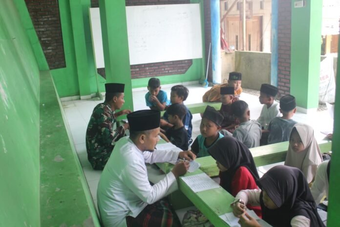 TMMD Reguler ke-127 Kodim 0709/Kebumen bersama anak-anak berkumpul membawa mushaf Al-Qur’an, duduk rapi mengikuti bimbingan mengaji. (Foto : Dokumen)
