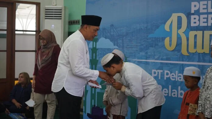 Pelindo Berbagi Ramadan dengan menyalurkan bantuan kepada masyarakat di sekitar wilayah operasional pelabuhan. (Foto : Dok Pelindo)