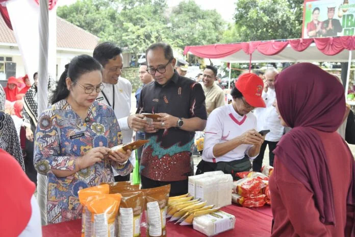 Wali Kota Semarang, Agustina Wilujeng menghadiri Gerakan Pangan Murah (GPM) Serentak yang dipusatkan di Kantor Kecamatan Semarang Barat dan pasar pangan murah 'Pak Rahman' di Kecamatan Mijen, Jumat (6/3/2026). (Foto : Dok Pemkot Semarang)