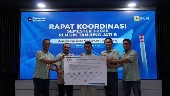 Jajaran manajemen PLN UIK Tanjung Jati B menunjukkan Komitmen Manajemen 2026. (Foto : Dok PLN)