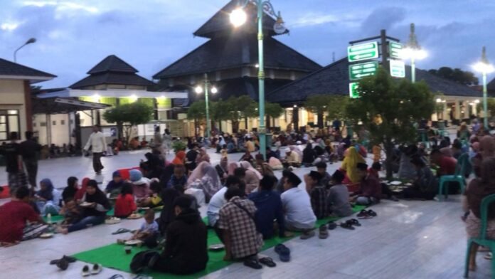Suasana kawasan Masjid Agung Demak terlihat ramai menjelang waktu berbuka puasa selama bulan Ramadan. Warga dan pengunjung memadati area masjid untuk berburu takjil sekaligus menunggu waktu berbuka bersama. (Foto:Sam)