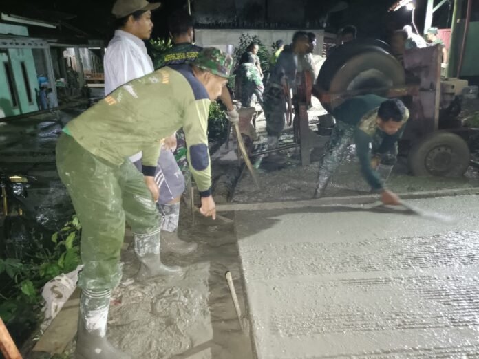 Satgas TMMD Reguler ke-127 Kodim 0709/Kebumen bersama warga tetap bahu membahu melanjutkan pengerjaan rabat beton jalan desa. (Foto : Dokumen)