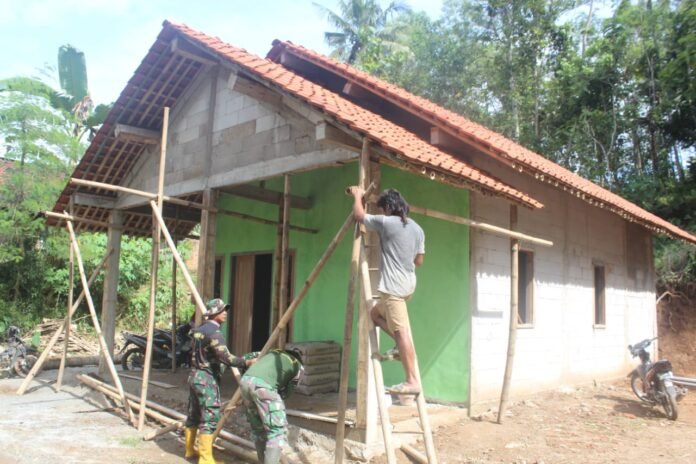 Satgas TMMD Reguler ke-127 Kodim 0709/Kebumen melakukan perbaikan rumah tidak layak huni (RTLH) milik Bapak Ratman, Minggu (08/03/2026). (Foto : Dokumen)