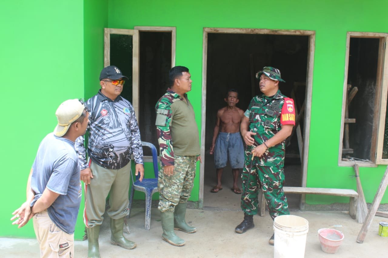 Kodim Kebumen Komandan Kodim 0709/Kebumen, Letkol Inf Eko Majlistyawan Prihantono, S.H., M.I.P., meninjau langsung progres pengerjaan berbagai sasaran fisik dalam program TMMD Reguler ke-127 di wilayah Desa Somagede. (Foto : Dokumen)