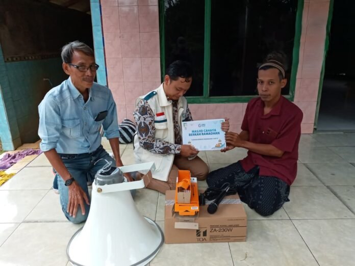 YBM PLN UIK Tanjung Jati B Menyerahkan Bantuan Perlengkapan Musholla Di Desa Tanjung. (Foto : Dok PLN)