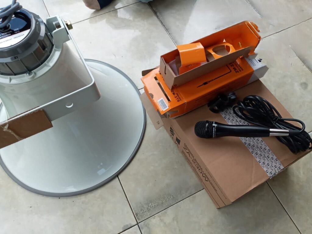 Bantuan Perlengkapan Musholla Di Desa Tanjung Dari YBM PLN UIK Tanjung Jati B. (Foto : Dok PLN)