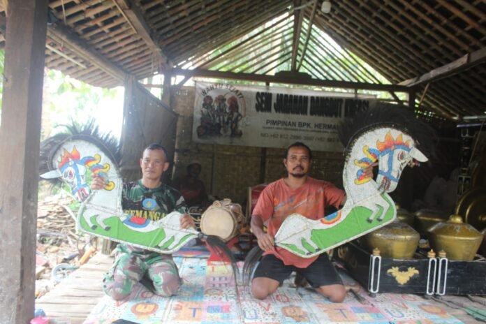 Satgas Kodim 0709/Kebumen menyempatkan diri menjalin komunikasi sosial dengan pemilik kelompok seni jaranan Wahyu Sejati, Hermansyah, di Desa Somagede. (Foto : Dokumen)