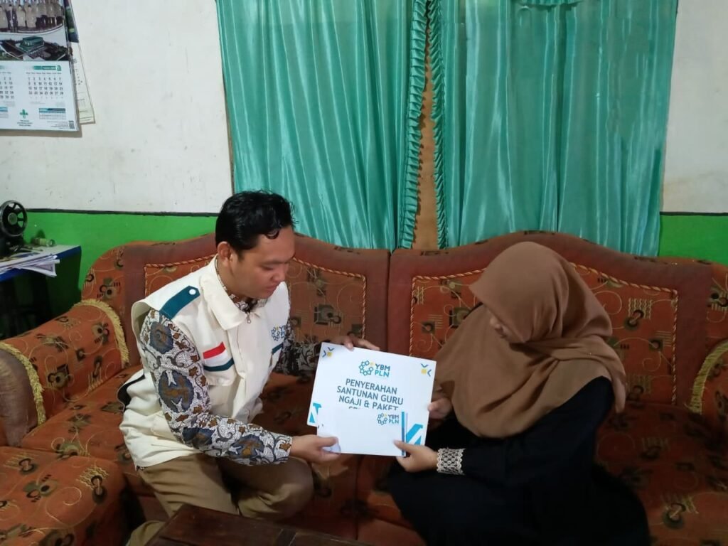 Penyerahan santunan kepada Wardani Hamidah, guru ngaji di Kawak Setro, Jepara, oleh YBM PLN UIK Tanjung Jati B. (Foto : Dok PLN)