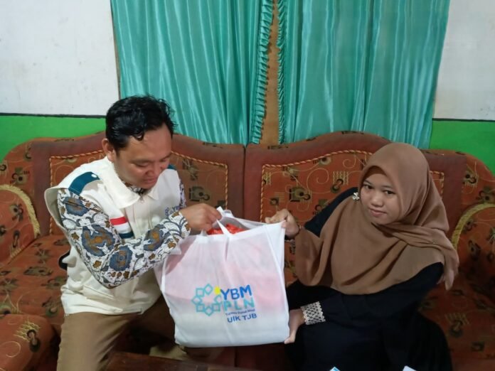 Penyerahan santunan kepada Wardani Hamidah, guru ngaji di Kawak Setro, Jepara, oleh YBM PLN UIK Tanjung Jati B. (Foto : Dok PLN)