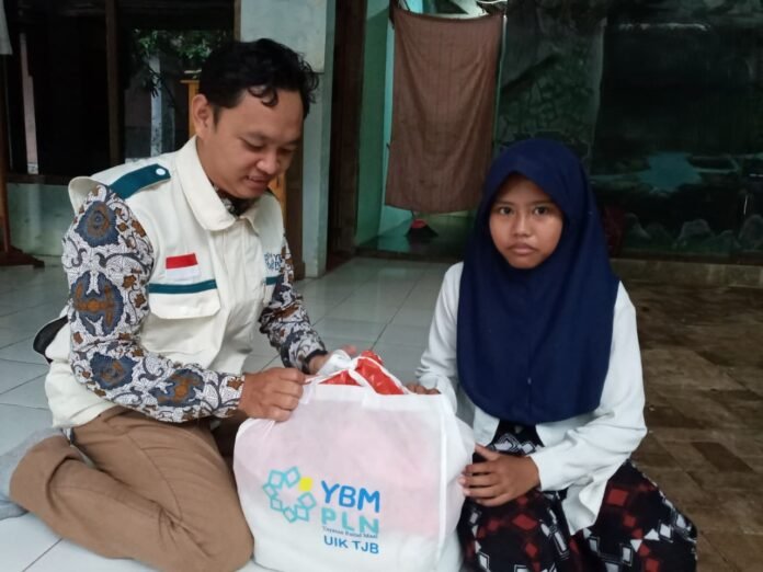 PLN UIK Tanjung Jati B melaui YBM menyerahkan santunan biaya pendidikan kepada Faizah Roikhatul Jannah. (Foto : Dok PLN)