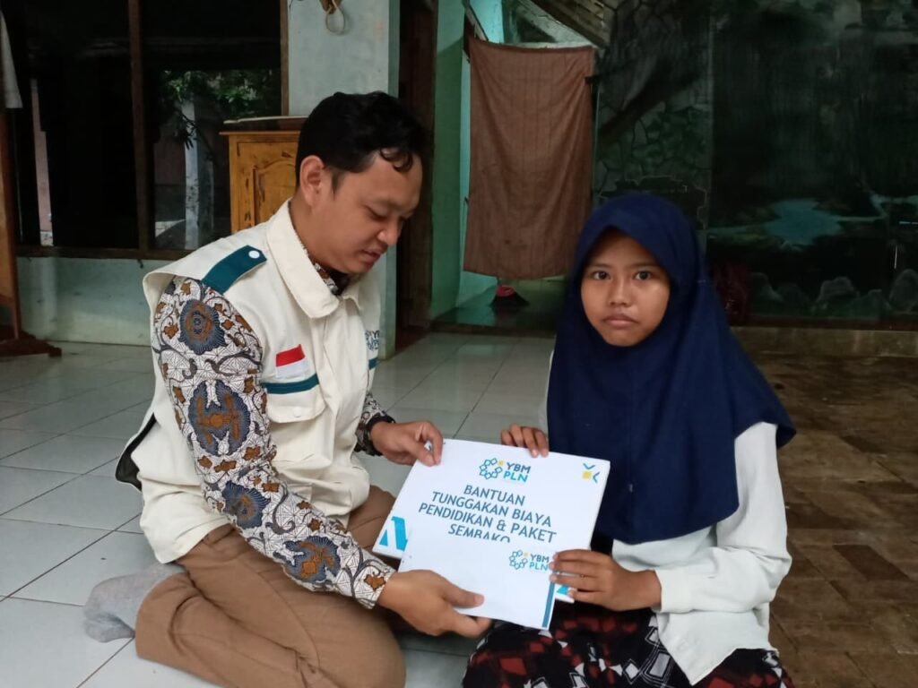 PLN UIK Tanjung Jati B melaui YBM menyerahkan santunan biaya pendidikan kepada Faizah Roikhatul Jannah. (Foto : Dok PLN)